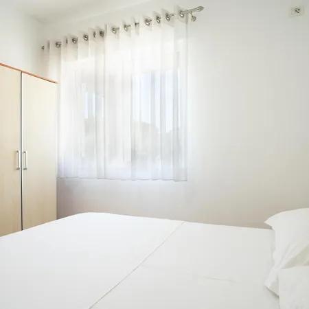 Joni's Small Apartament Golem (Tirana)